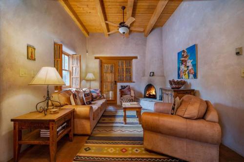 Casa Buena Suerte- Near Plaza- Quiet- Patio- 2 BR in Santa Fe, USA