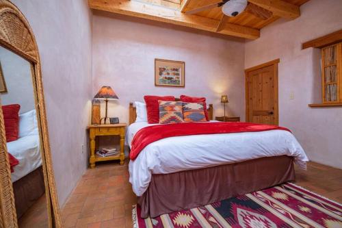 Casa Buena Suerte- Near Plaza- Quiet- Patio- 2 BR in Santa Fe, USA