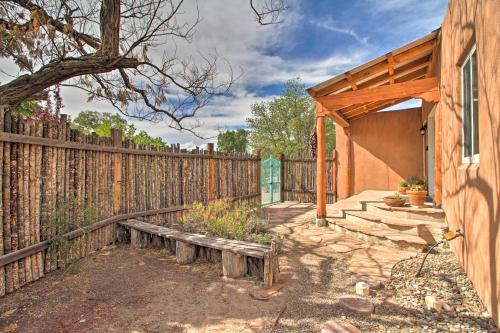Lovely Home with Private Yard, 4 Mi to Old Town - Albuquerque