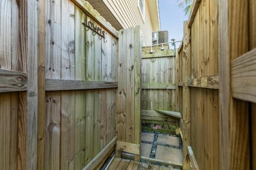 Ruff Life on the Bay Canal - Outdoor Wet Bar Swim Platform Fenced Yard! - image 11