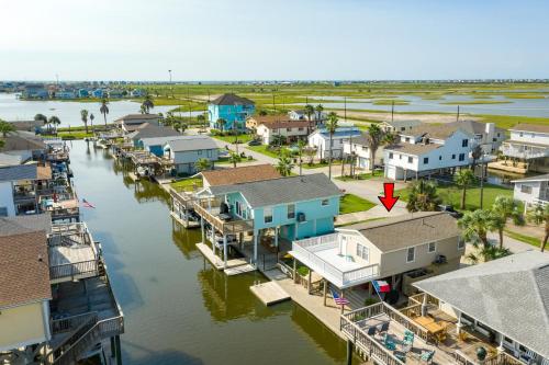 Ruff Life on the Bay Canal - Outdoor Wet Bar Swim Platform Fenced Yard! - image 12