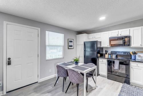 Cozy Apartment on Shaded Street! - image 4