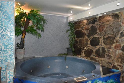 Kolam air panas, Viesu nams Klanas in Engure