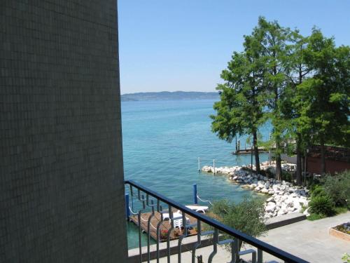 Double Room with Partial Lake View image 3