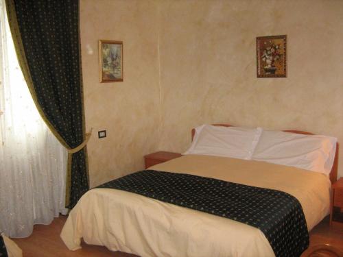 1 queen bed, 2 twin beds