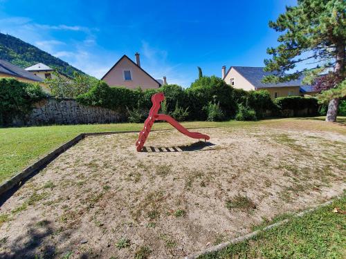 兒童遊樂場, Idéalement situé, spacieux et agréable, parking gratuit et classé 3 étoiles (Idealement situe, spacieux et agreable, parking gratuit et classe 3 etoiles) in 芒德