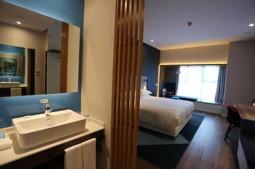 room detail thumbnail 1