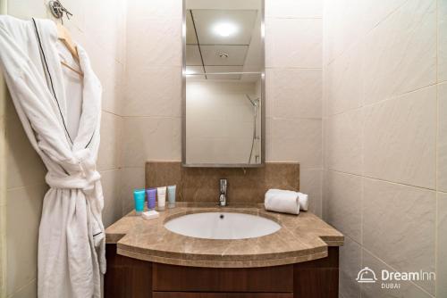 Dream Inn Apartments - Standpoint Tower - image 13