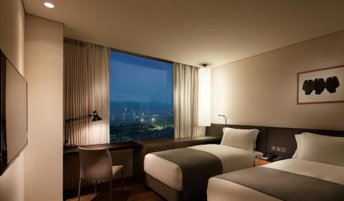 Standard Twin Room with City View