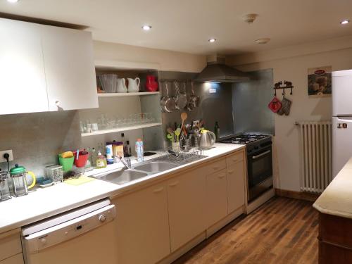 Cocina, La Maison - Hôtel & Gîte (La Maison - Hotel & Gite) in Laguiole