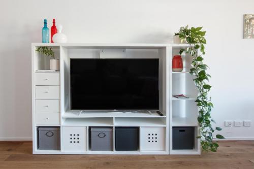 Heart of Windsor Apartment by Ready Set Host