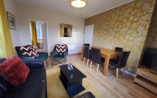 Sensational Stay Serviced Accommodation Aberdeen 4 Bedroom Apt - Bedford Road - image 4
