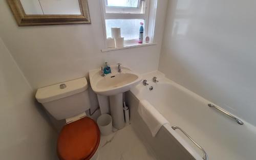 Sensational Stay Serviced Accommodation Aberdeen 4 Bedroom Apt - Bedford Road - image 11