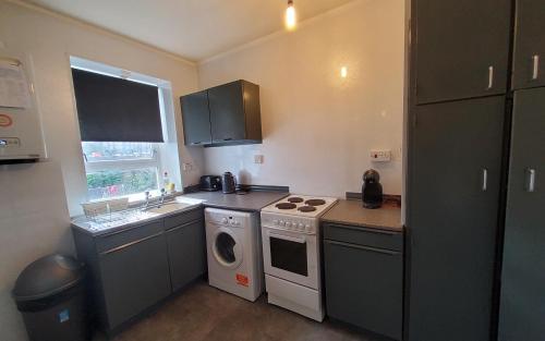 Sensational Stay Serviced Accommodation Aberdeen 4 Bedroom Apt - Bedford Road - image 9
