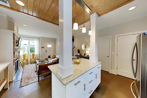 Cozy & Modern - Alfresco Dining - Near Downtown home - image 9