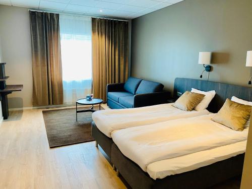 1 queen bed, 1 sofa bed