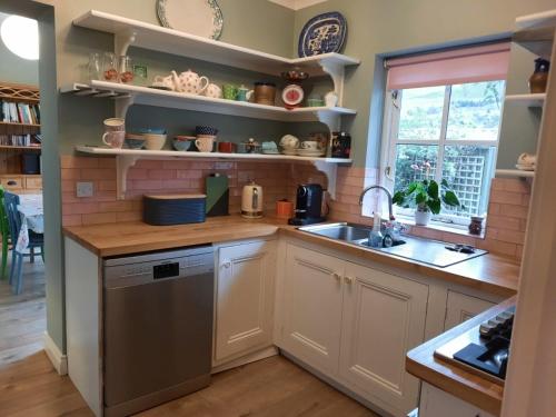 Kitchen, Croagh Patrick Lodge Apartment in Tonaraha East