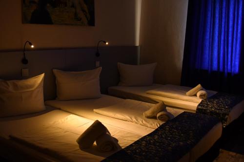 3 twin beds