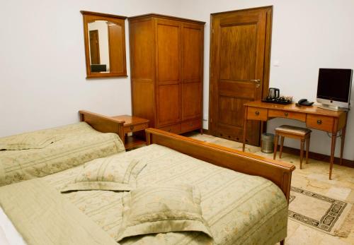 1 double bed, 1 twin bed
