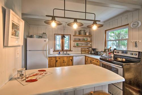 Charming Pine Point Cottage - 2 Blocks to Ocean! - image 6