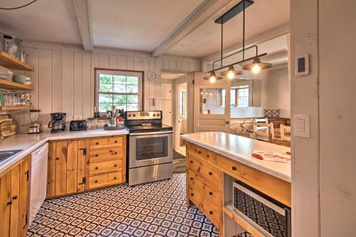 Charming Pine Point Cottage - 2 Blocks to Ocean! - image 2