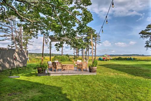 Charming Pine Point Cottage - 2 Blocks to Ocean! - image 11