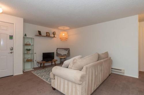 Contemporary, marine 2bd/1ba Apartment C in Kent