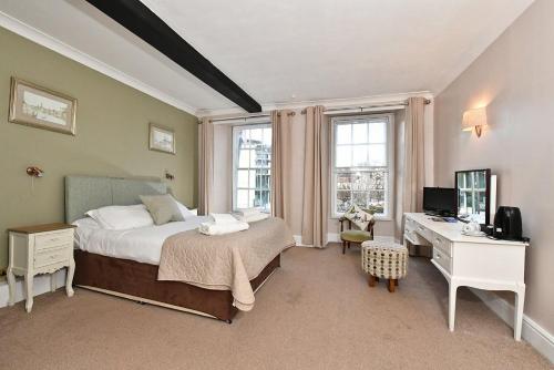 Lansdowne Strand Hotel - Accommodation - Calne