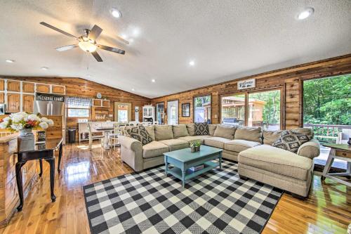 Woodsy Home with View, 1 Mi to Lake Shelbyville in מטון(אי אל)