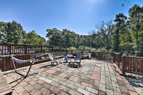 Woodsy Home with View, 1 Mi to Lake Shelbyville in מטון(אי אל)