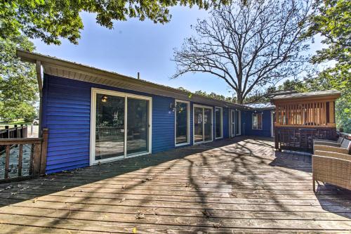 Woodsy Home with View, 1 Mi to Lake Shelbyville in מטון(אי אל)