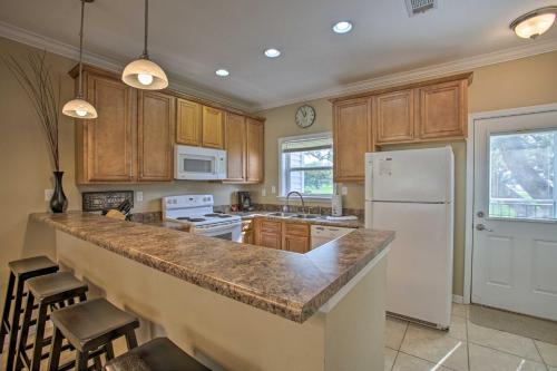 Lovely Condo with Balcony Walk to The Beach! - image 3