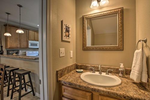Lovely Condo with Balcony Walk to The Beach! - image 6