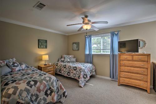 Lovely Condo with Balcony Walk to The Beach! - image 11