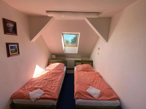2 twin beds