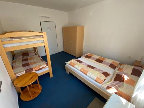 2 queen beds, 2 bunk beds