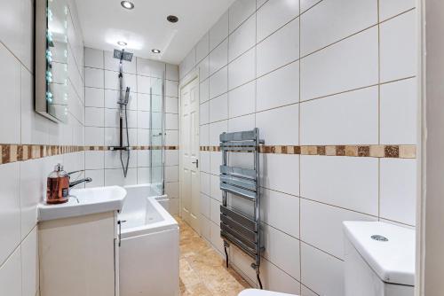 Locket Studio - Cosy Apartment with Balcony - Tap to explore photos