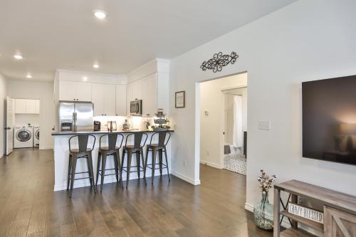 Hill Country Haven a Modern Rustic - 2 Bedroom 2 Bathroom Townhouse off Main Street thumb 2