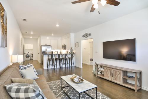 Hill Country Haven a Modern Rustic - 2 Bedroom 2 Bathroom Townhouse off Main Street in Fredericksburg, USA