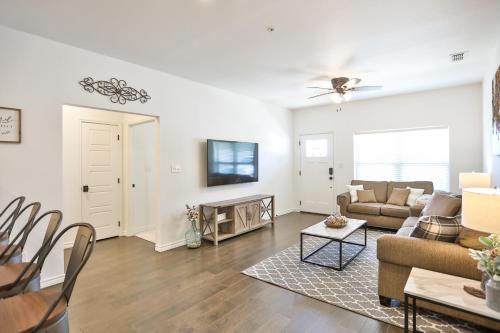 Hill Country Haven a Modern Rustic - 2 Bedroom 2 Bathroom Townhouse off Main Street thumb 3