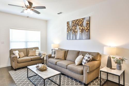 Hill Country Haven a Modern Rustic - 2 Bedroom 2 Bathroom Townhouse off Main Street detail