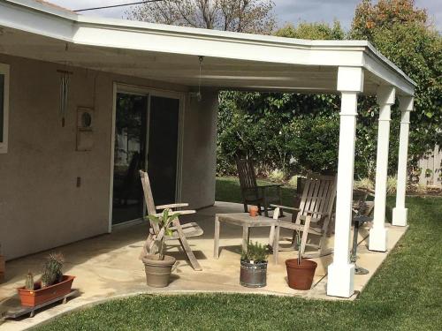 Quaint Lovely 2 Bedrooms House-Convenient located