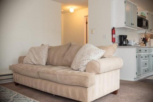 Contemporary, marine 2bd/1ba Apartment C in Kent thumb 3