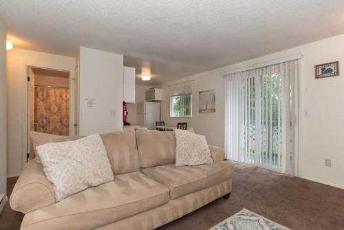 Contemporary, marine 2bd/1ba Apartment C in Kent