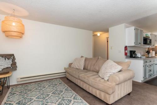 Contemporary, marine 2bd/1ba Apartment C in Kent