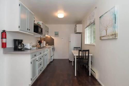 Contemporary, marine 2bd/1ba Apartment C in Kent