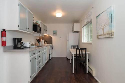Contemporary, marine 2bd/1ba Apartment C in Kent thumb 4