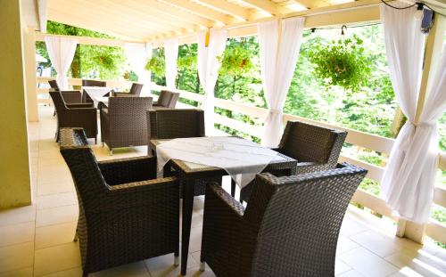 Einrichtungen, Former Ceausescu's Vila Crizantema in Baile Govora