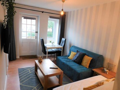 Delightful Apartment, Close to City Centre, SEC, Hydro & M8, Private Parking & Backyard