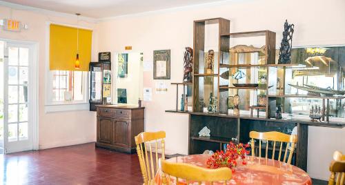Lobby, Orange Hill Beach Inn in Nassau